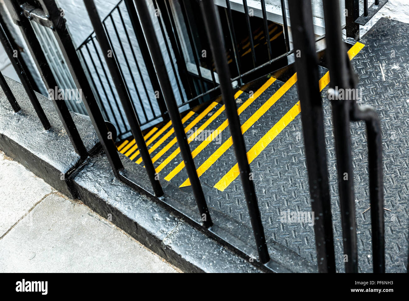 Escaliers en métal noir et jaune avec des garde-corps. Banque D'Images