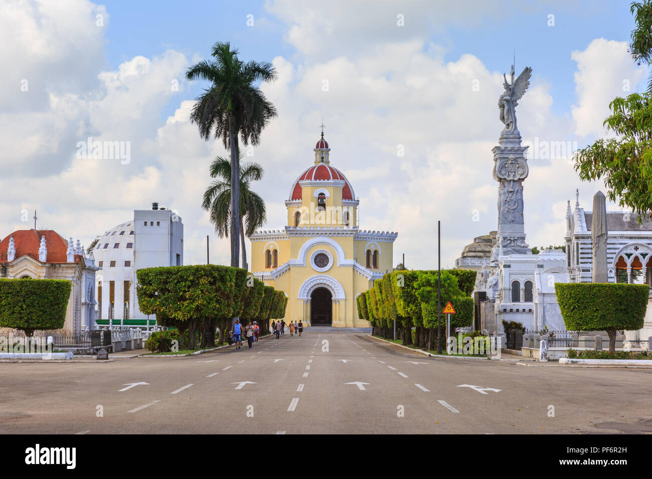 Le célèbre cimetière Colon, Cementerio Cristóbal Colón avec la chapelle principale et des tombeaux, Vedado, La Havane, Cuba Banque D'Images