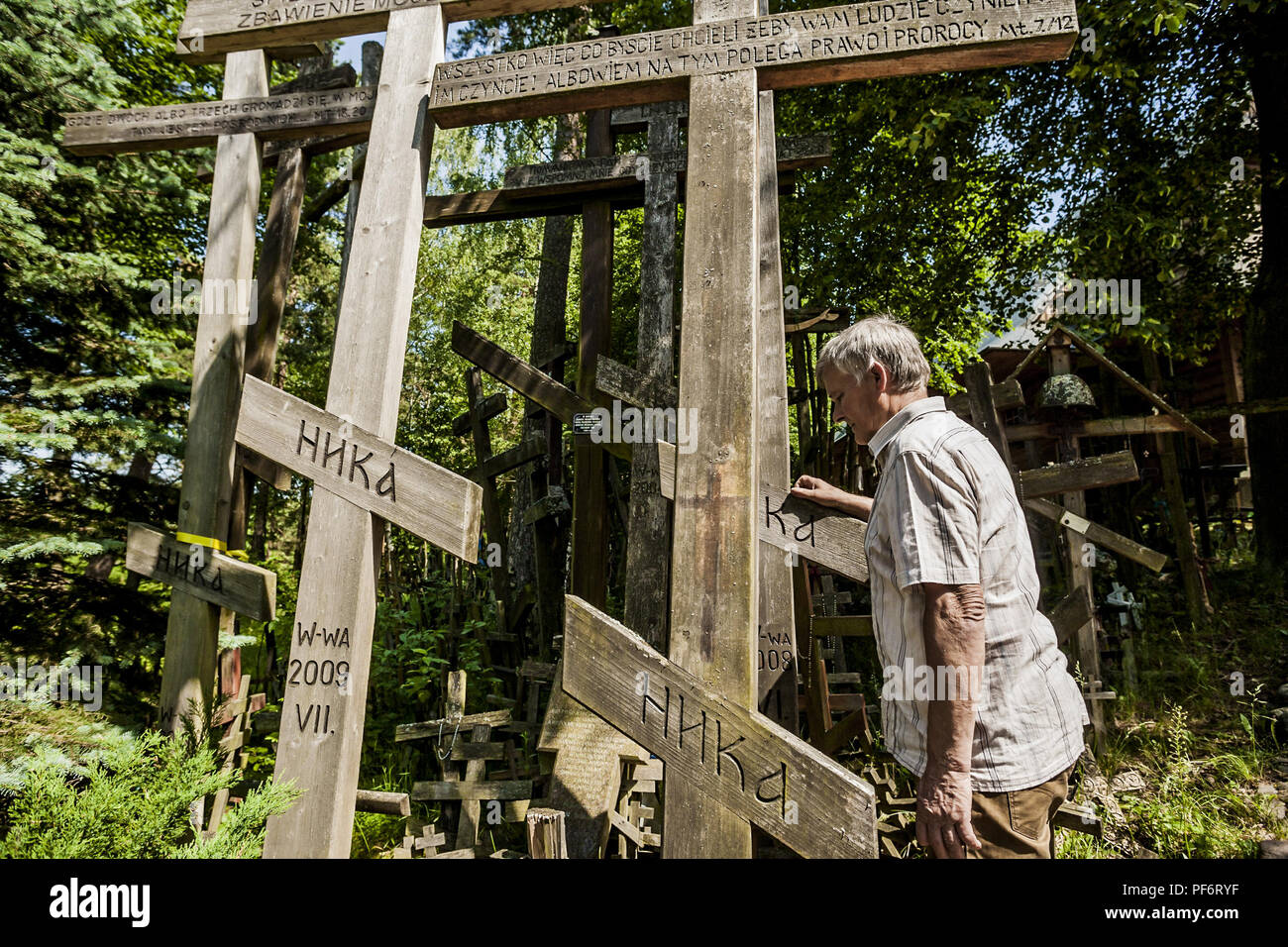 Grabarka, Podlaskie, Pologne. 18 Juin, 2017. Pèlerin prie près de la sainte croix de bois au cours de la célébration de la Sainte Transfiguration sur la montagne de Grabarka, Pologne. Credit : Celestino Arce Lavin/ZUMA/Alamy Fil Live News Banque D'Images