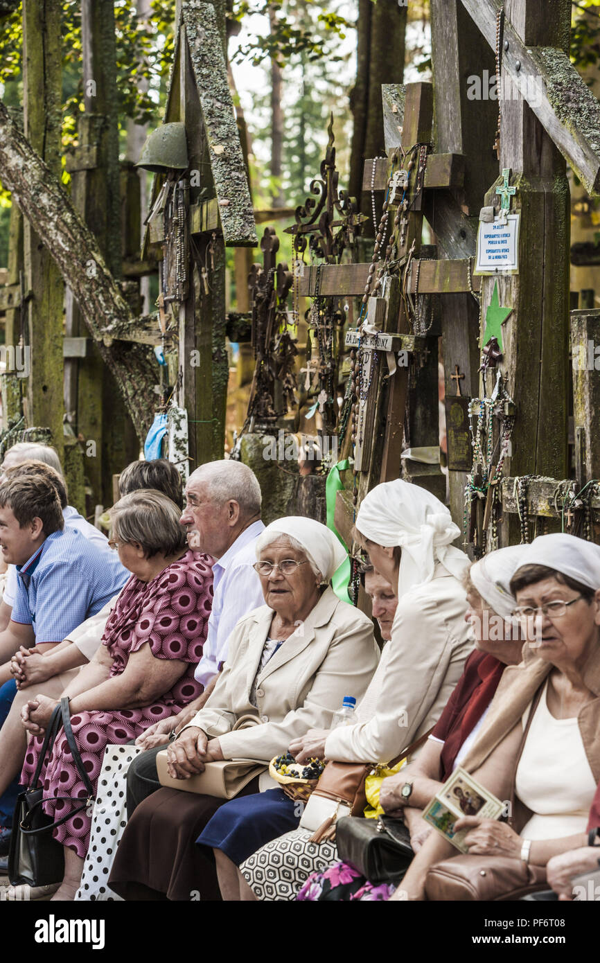 Grabarka, Podlaskie, Pologne. Août 19, 2018. Pèlerins entouré de la sainte croix de bois au cours de la célébration de la Sainte Transfiguration sur la montagne de Grabarka, Pologne. Credit : Celestino Arce Lavin/ZUMA/Alamy Fil Live News Banque D'Images