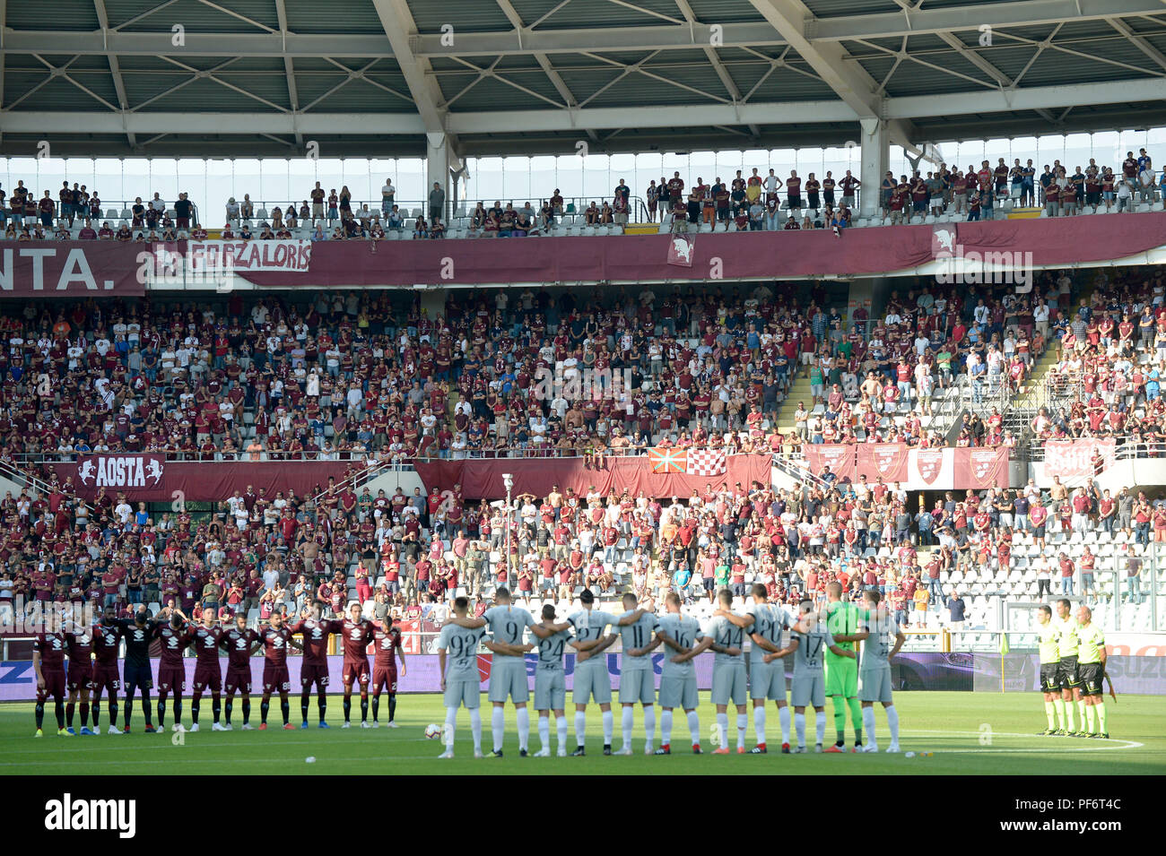 Turin, Italie. 19 août 2018, du Stadio Olimpico di Torino, Turin, Italie, Serie A football, Torino contre les Roms ; les équipes de l'AS Roma et FC Torino rendent hommage aux victimes de l'armée déchue dans bridge Crédit : Gênes Plus Sport Action Images/Alamy Live News Banque D'Images