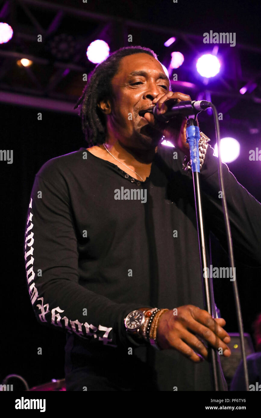 Ventura, Californie, USA. 18 août, 2018. Musique Artiste Bernard Fowler effectuant le AlertTheGlobe.com att concert événement le 18 août 2018 avec le guitariste légendaire Waddy Wachtel et Rolling Stones chanteur Bernard Fowler a tenu à Discovery Ventura à Ventura, Californie. Credit : Sheri Determan/Alamy Live News Banque D'Images