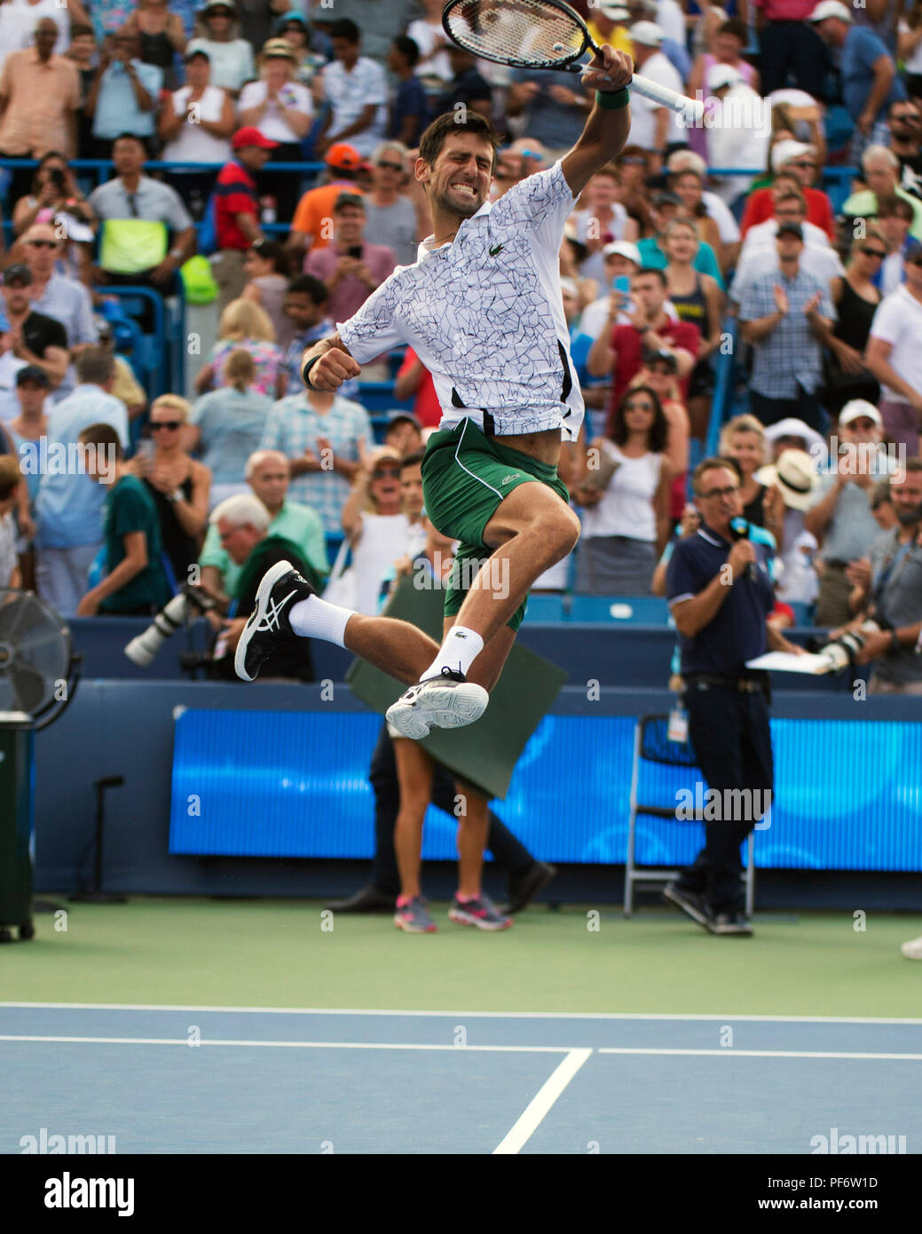 Mason, Ohio, USA. 19 août 2018 : Novak Djokovic (SRB) célèbre sa victoire sur Roger Federer (SUI) à la région du sud-ouest de l'ouvrir à Mason, Ohio, USA. Brent Clark/Alamy Live News Banque D'Images