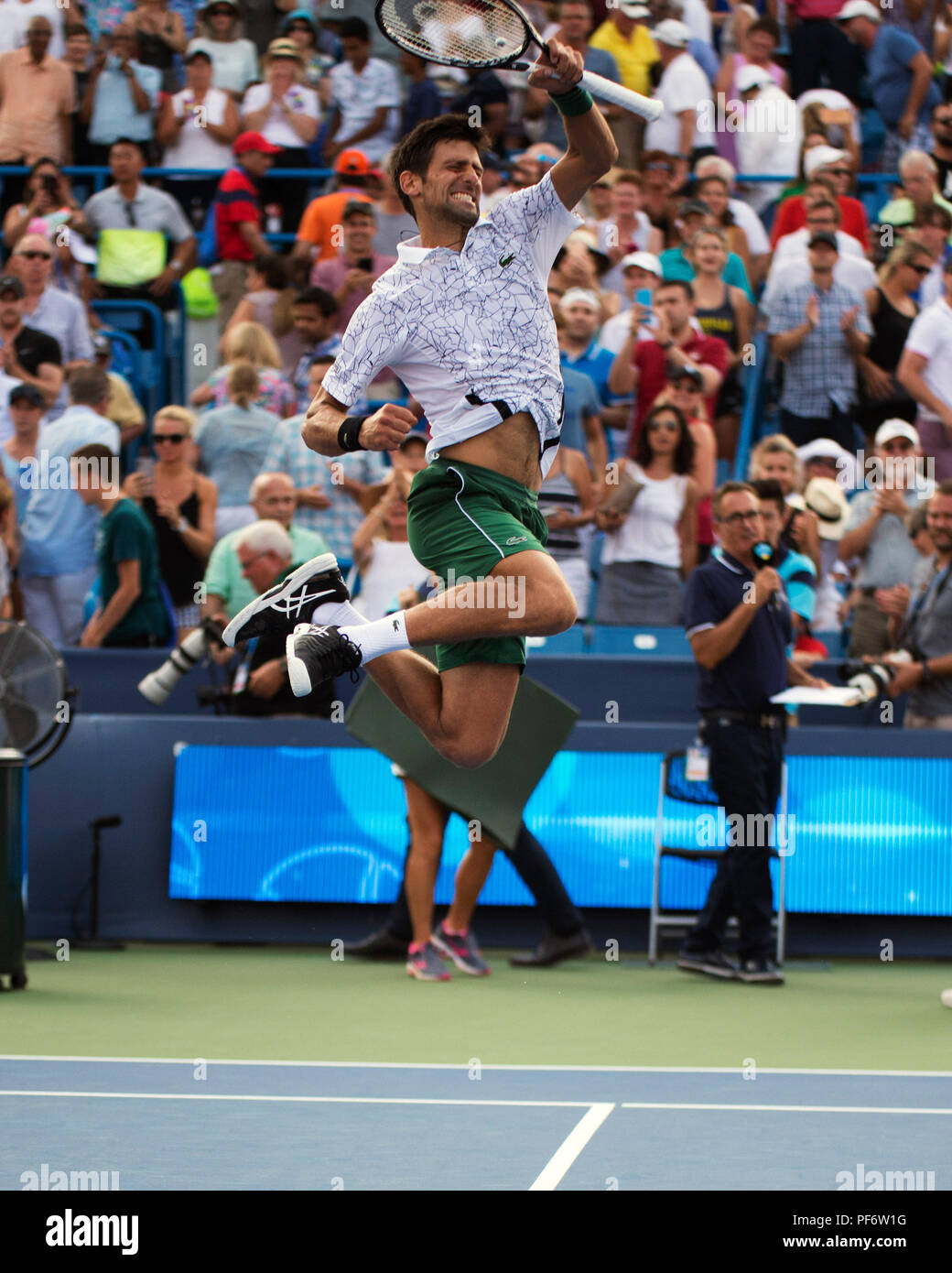 Mason, Ohio, USA. 19 août 2018 : Novak Djokovic (SRB) célèbre sa victoire sur Roger Federer (SUI) à la région du sud-ouest de l'ouvrir à Mason, Ohio, USA. Brent Clark/Alamy Live News Banque D'Images