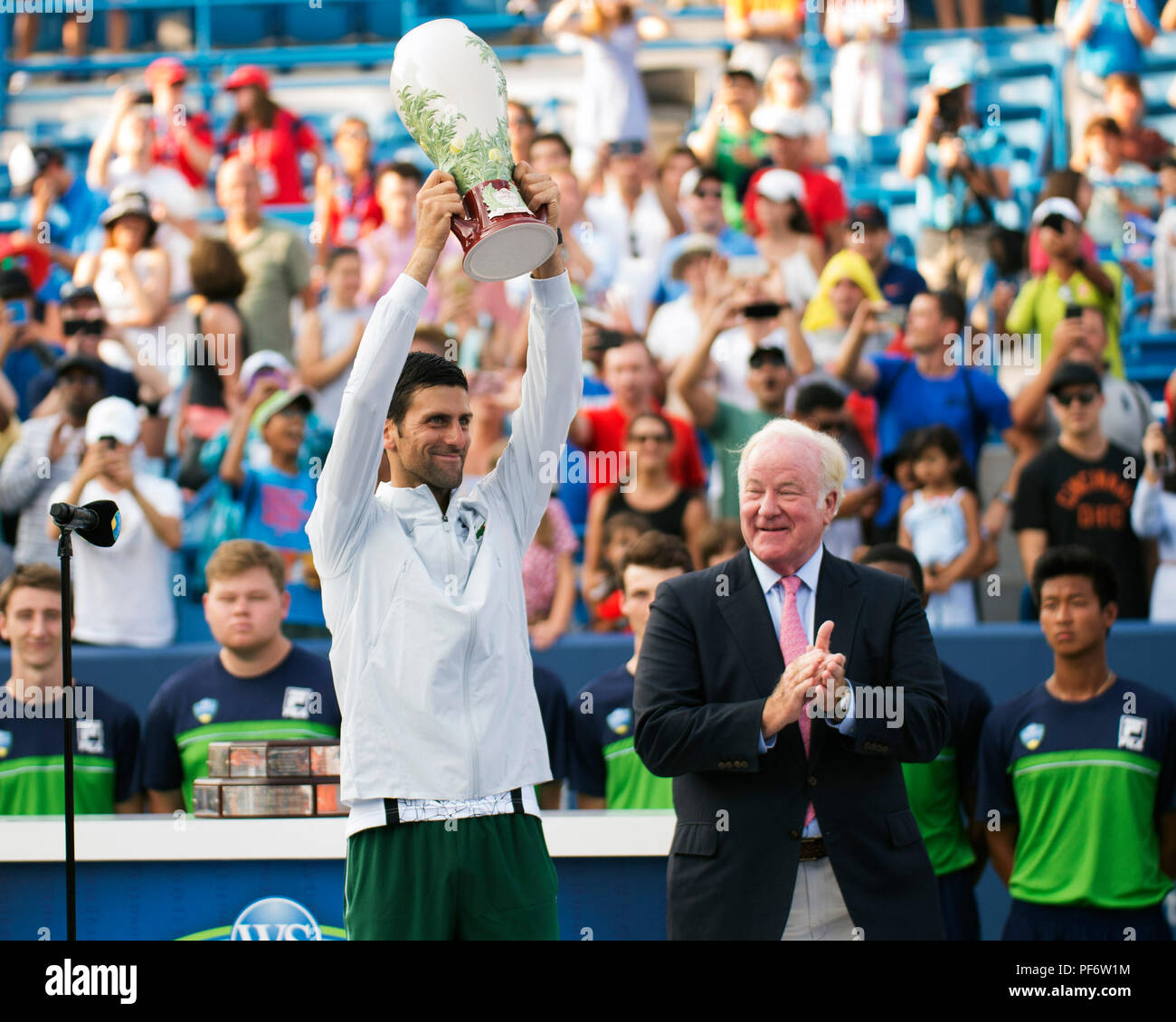 Mason, Ohio, USA. 19 août 2018 : Novak Djokovic (SRB) détient en altitude le trophée à l'ouest de Rookwood le Sud de l'ouvrir à Mason, Ohio, USA. Brent Clark/Alamy Live News Banque D'Images