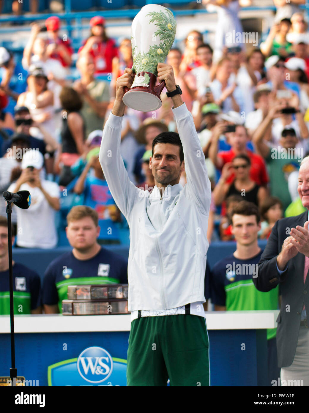 Mason, Ohio, USA. 19 août 2018 : Novak Djokovic (SRB) détient en altitude le trophée à l'ouest de Rookwood le Sud de l'ouvrir à Mason, Ohio, USA. Brent Clark/Alamy Live News Banque D'Images