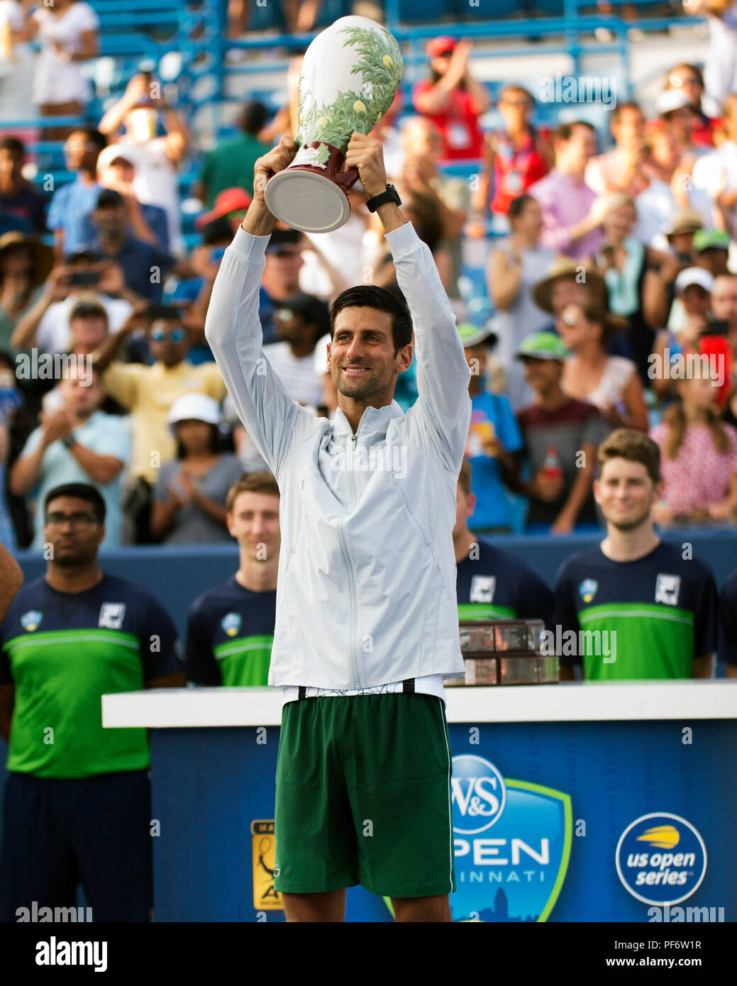 Mason, Ohio, USA. 19 août 2018 : Novak Djokovic (SRB) détient en altitude le trophée à l'ouest de Rookwood le Sud de l'ouvrir à Mason, Ohio, USA. Brent Clark/Alamy Live News Banque D'Images