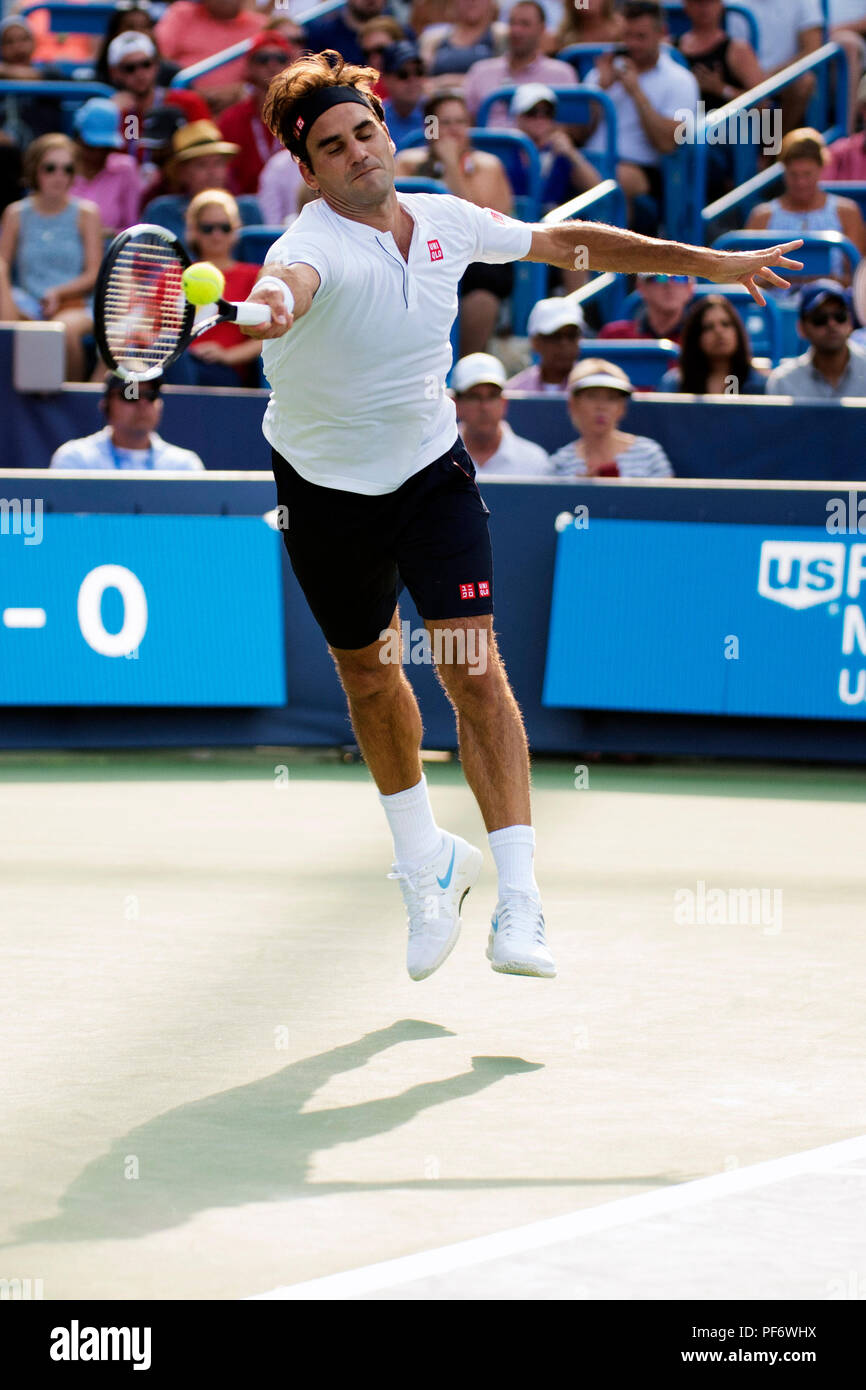 Mason, Ohio, USA. 19 août 2018 : Roger Federer (SUI) frappe la balle à Novak Djokovic (SRB) à la région du sud-ouest de l'ouvrir à Mason, Ohio, USA. Brent Clark/Alamy Live News Banque D'Images