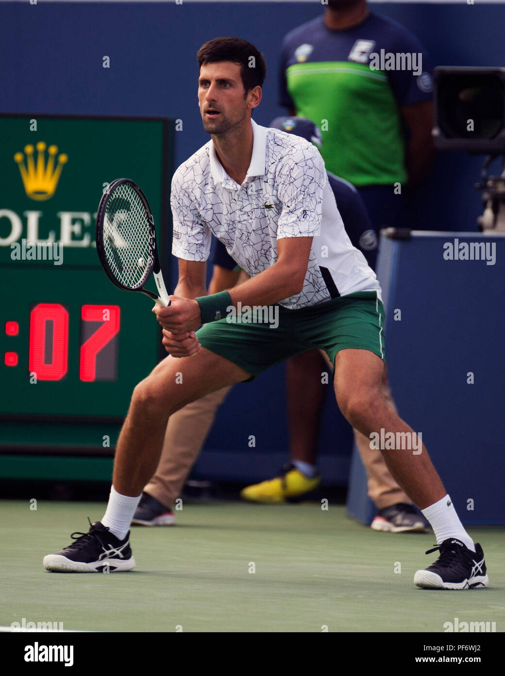 Mason, Ohio, USA. 19 août 2018 : Novak Djokovic (SRB) prépare lui-même contre Roger Federer (SUI) à la région du sud-ouest de l'ouvrir à Mason, Ohio, USA. Brent Clark/Alamy Live News Banque D'Images