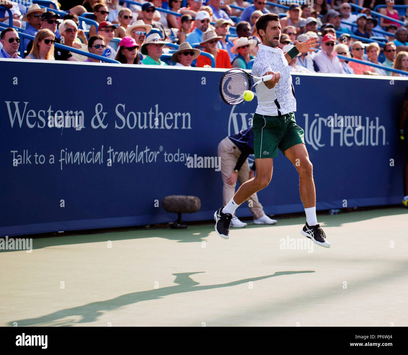 Mason, Ohio, USA. 19 août 2018 : Novak Djokovic (SRB) frappe la balle à Roger Federer (SUI) à la région du sud-ouest de l'ouvrir à Mason, Ohio, USA. Brent Clark/Alamy Live News Banque D'Images