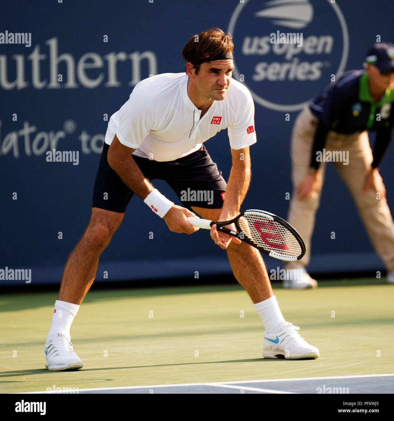 Mason, Ohio, USA. 19 août 2018 : Roger Federer (SUI) prépare lui-même contre Novak Djokovic (SRB) à la région du sud-ouest de l'ouvrir à Mason, Ohio, USA. Brent Clark/Alamy Live News Banque D'Images