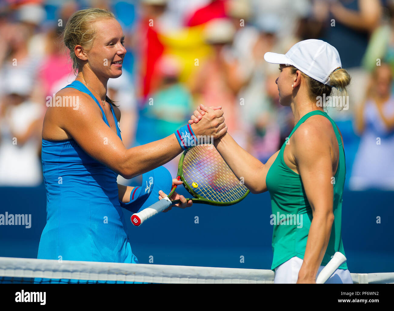 19 août 2018 - Kiki Bertens des Pays-Bas & Simona de Roumanie : serrer la main au filet après la finale de l'Ouest et le Sud de l'Open 2018 Premier tournoi de tennis WTA 5. Cincinnati, Ohio, USA. 19 août 2018. Credit : AFP7/ZUMA/Alamy Fil Live News Banque D'Images