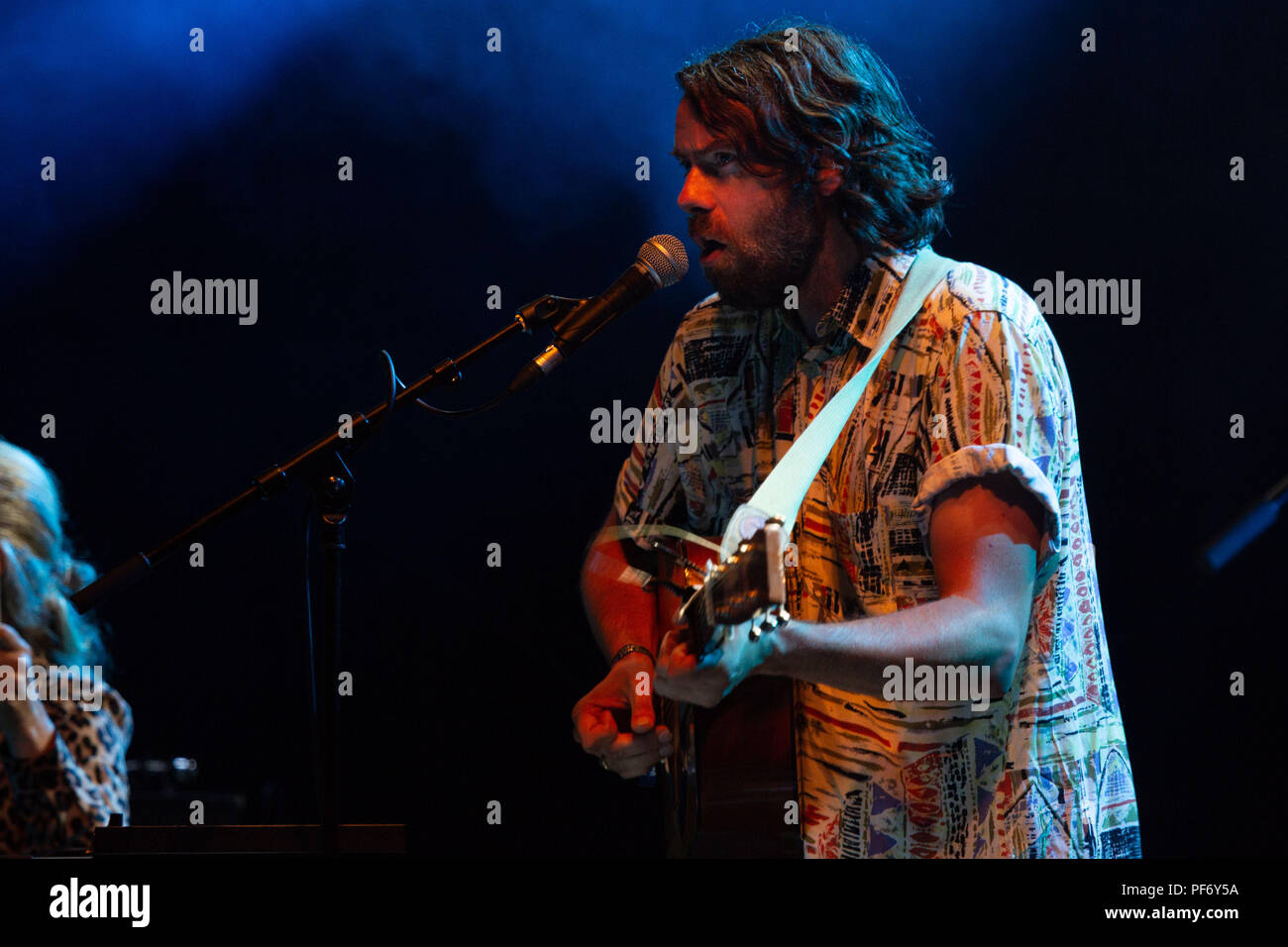 Glanusk Park, Brecon, pays de Galles, 19 août 2018. Troisième jour du festival de musique Green Man dans les montagnes Brecon Beacons au pays de Galles. Sur la photo : Mike Lindsay du groupe folk électronique Tunng jouant la fente en tête d'affiche dans le Walled Garden Stage. Crédit : Rob Watkins/Alamy Live News. INFO : Tunng est un groupe britannique formé en 2003, connu pour son mélange distinctif de folk et de musique électronique, souvent appelé 'folktronica'. Leur son innovant, présenté dans des albums comme « Good Arrows » et « Songs You Make at Night », a été acclamé par la critique. Banque D'Images