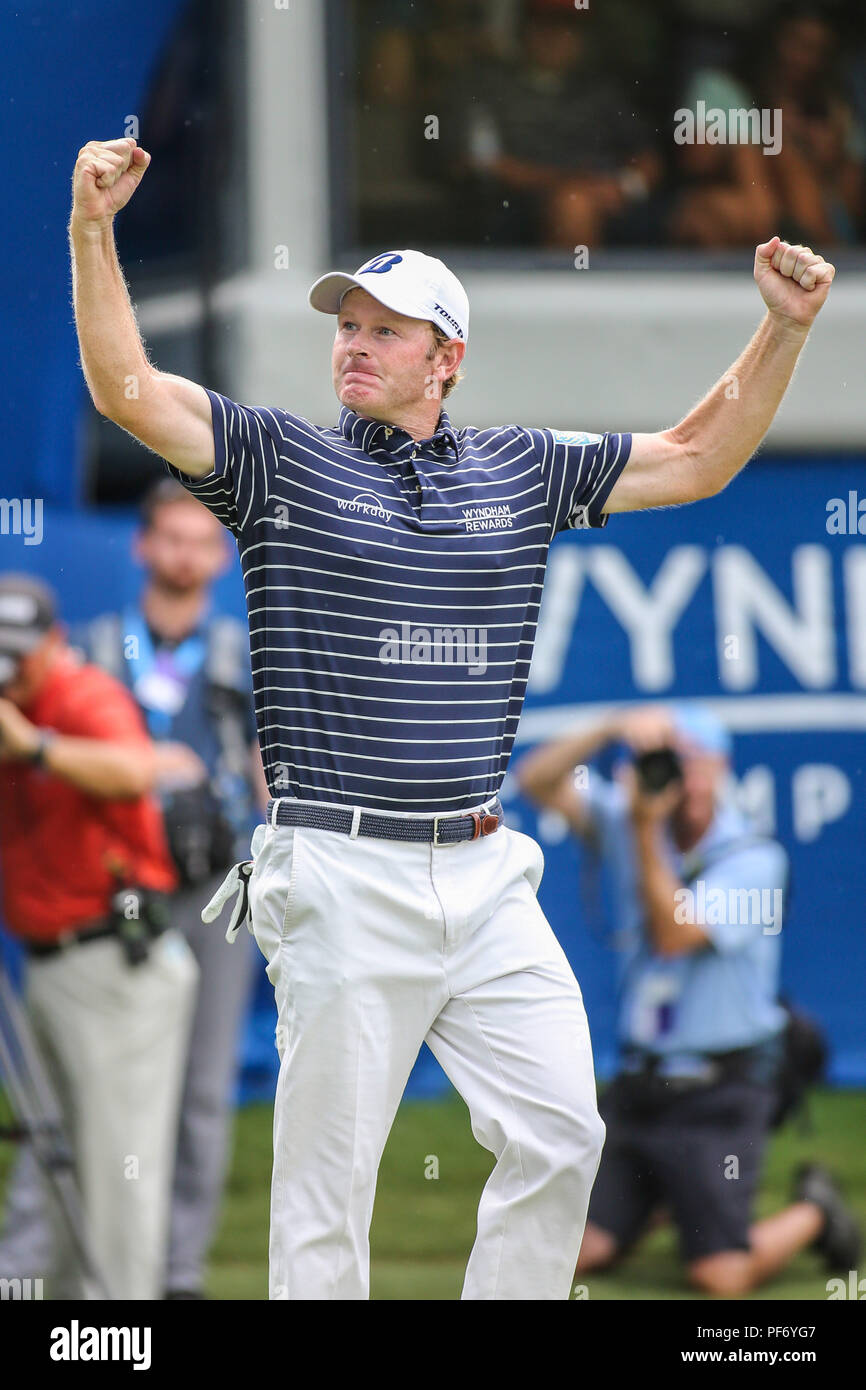 Cours de Greensboro, Caroline du Nord, USA. 19 août, 2018. 19 août 2018 : Brandt Snedeker célèbre remportant le Wyndham Championship à Sedgefield Country Club à Greensboro, NC. Jonathan Huff/CSM Crédit : Cal Sport Media/Alamy Live News Banque D'Images