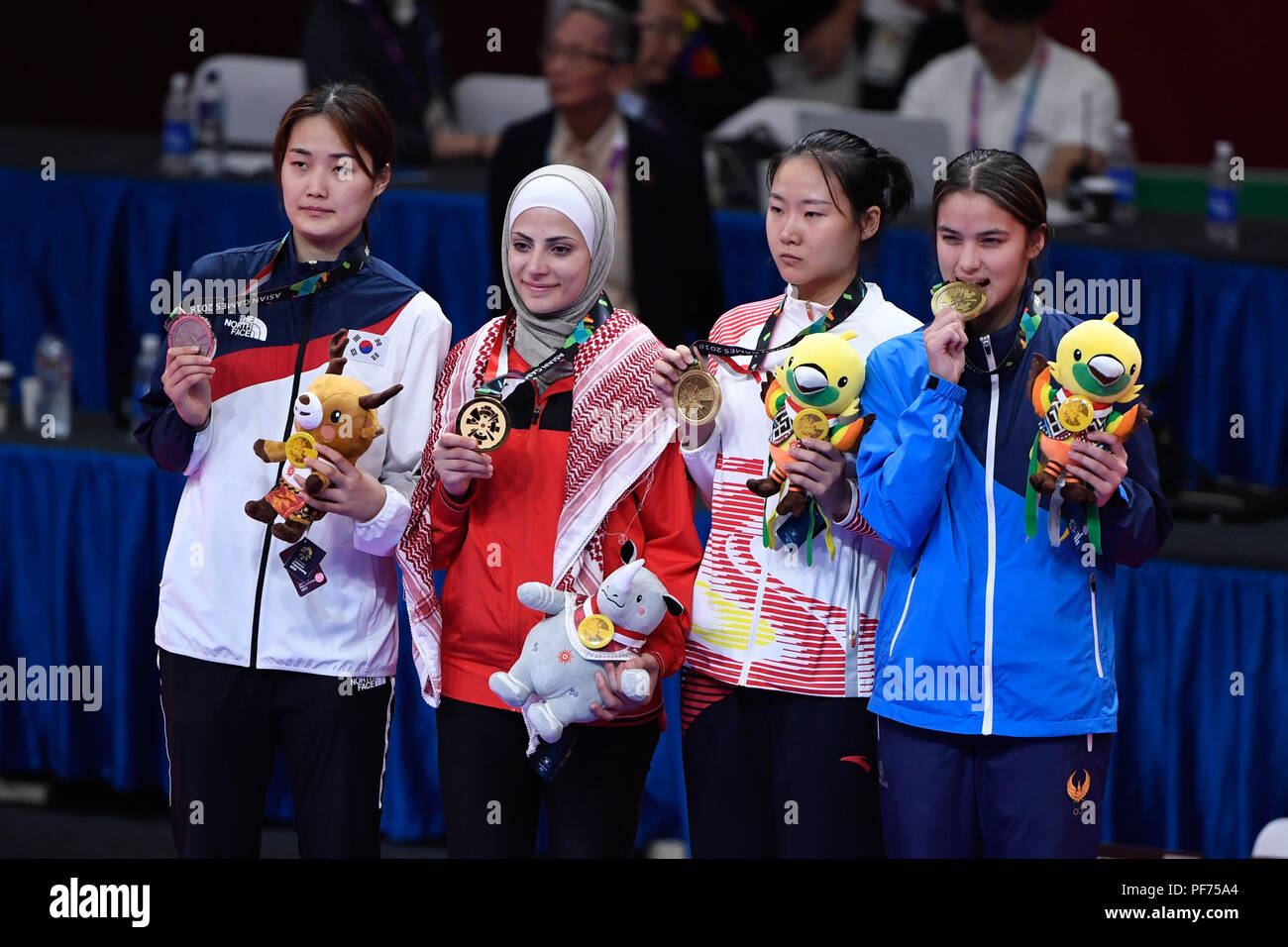 Jakarta, Indonésie. 20e Août, 2018. Julyana médaillé d'Or Al Sadeq (2L) de la Jordanie et de l'argent olympique Kim Jandi (1re L) de Corée du Sud assistent à la cérémonie de remise de 67 kg Taekwondo Concours Médaille d'or aux Jeux asiatiques 2018 à Jakarta, Indonésie le 20 août 2018. Credit : Huang Zongzhi/Xinhua/Alamy Live News Banque D'Images