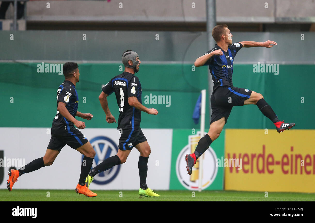 Paderborn, Allemagne. 20 août 2018. Football, DFB, 1er tour, le SC Paderborn 07 - FC Ingolstadt 04 dans l'Arène de Benteler buteur : Uwe Hünemeier de Paderborn (r) célèbre son but avec 1-0 Mohamed Dräger (l) et Klaus Gjasula (M). Photo : Friso Gentsch/dpa dpa : Crédit photo alliance/Alamy Live News Crédit : afp photo alliance/Alamy Live News Crédit : afp photo alliance/Alamy Live News Crédit : afp photo alliance/Alamy Live News Banque D'Images