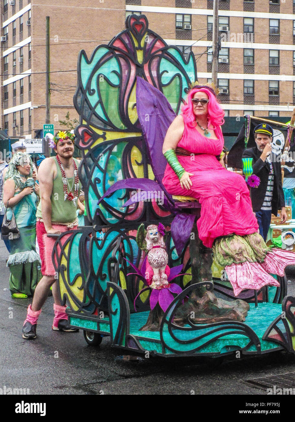 Les participants à la 33e édition du défilé de sirène au New York's Coney Island porter des costumes élaborés sur le thème de l'océan pour célébrer l'été à la mer. Banque D'Images