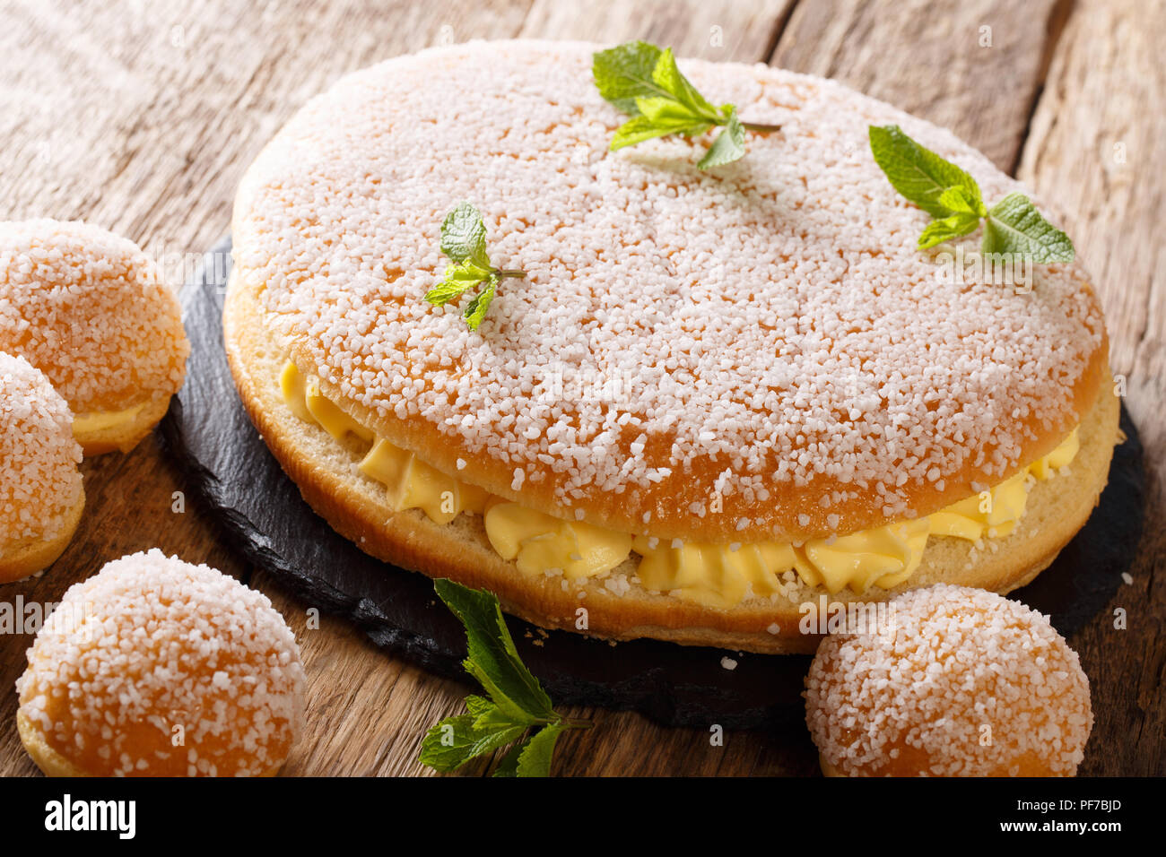 Dessert Brioche Francaise Tropezienne Gateaux Avec Creme Tendre Et Sucre Perle Et Menthe Libre Sur La Table L Horizontale Photo Stock Alamy