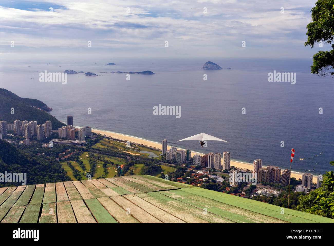 Deltaplane sur Sao Conrado Beach, Rio de Janeiro, Brésil. Banque D'Images