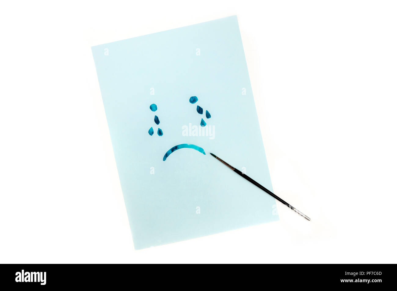 Bleu, une photo prise à la verticale d'un visage triste avec des larmes, peintes à la main sur du papier bleu à l'aquarelle, gros plan, la dépression concept, avec copyspace Banque D'Images