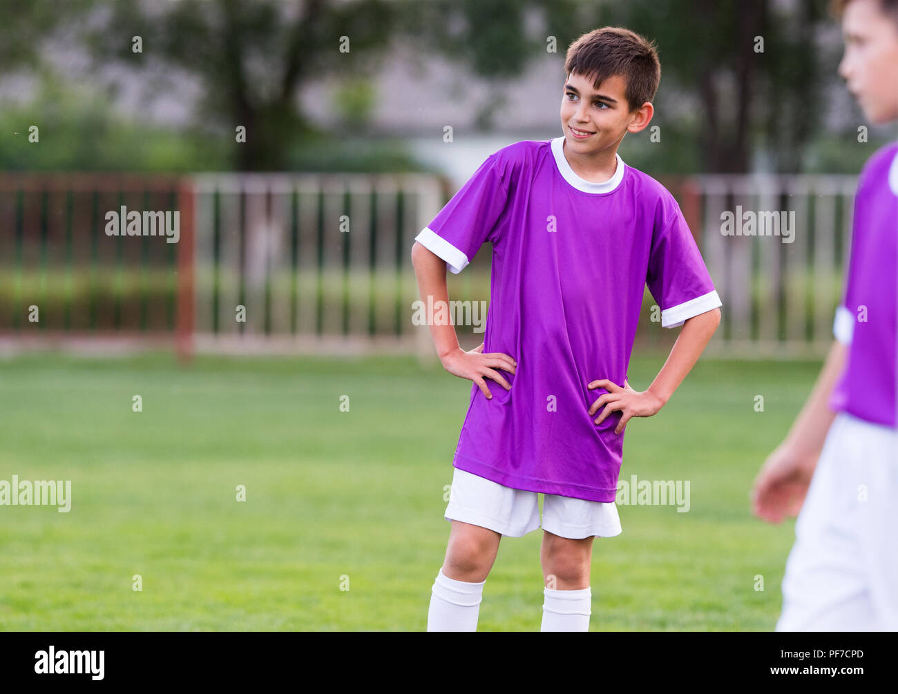 Young football player smiling sur les terrains de soccer Banque D'Images