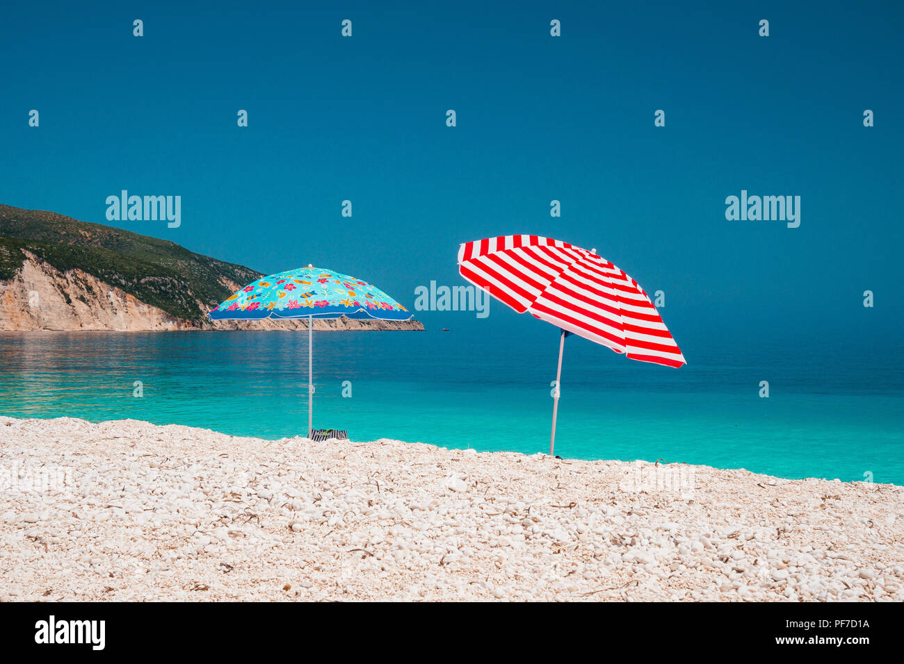 Deux Couleurs Lumineuses Soleil Parasol Sur La Plage De
