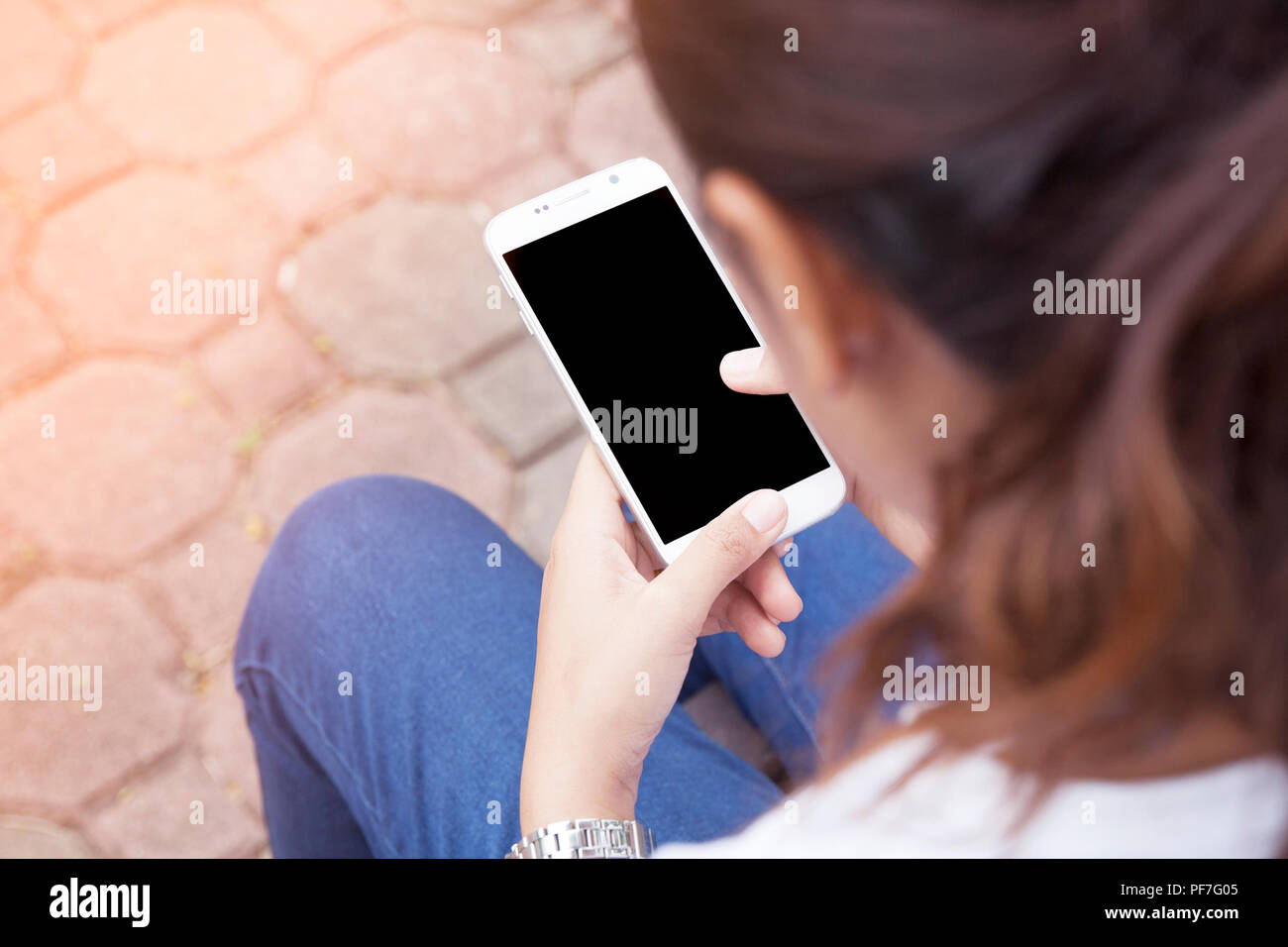La mobilité et la vie moderne concept : jeune femme au parc. Banque D'Images