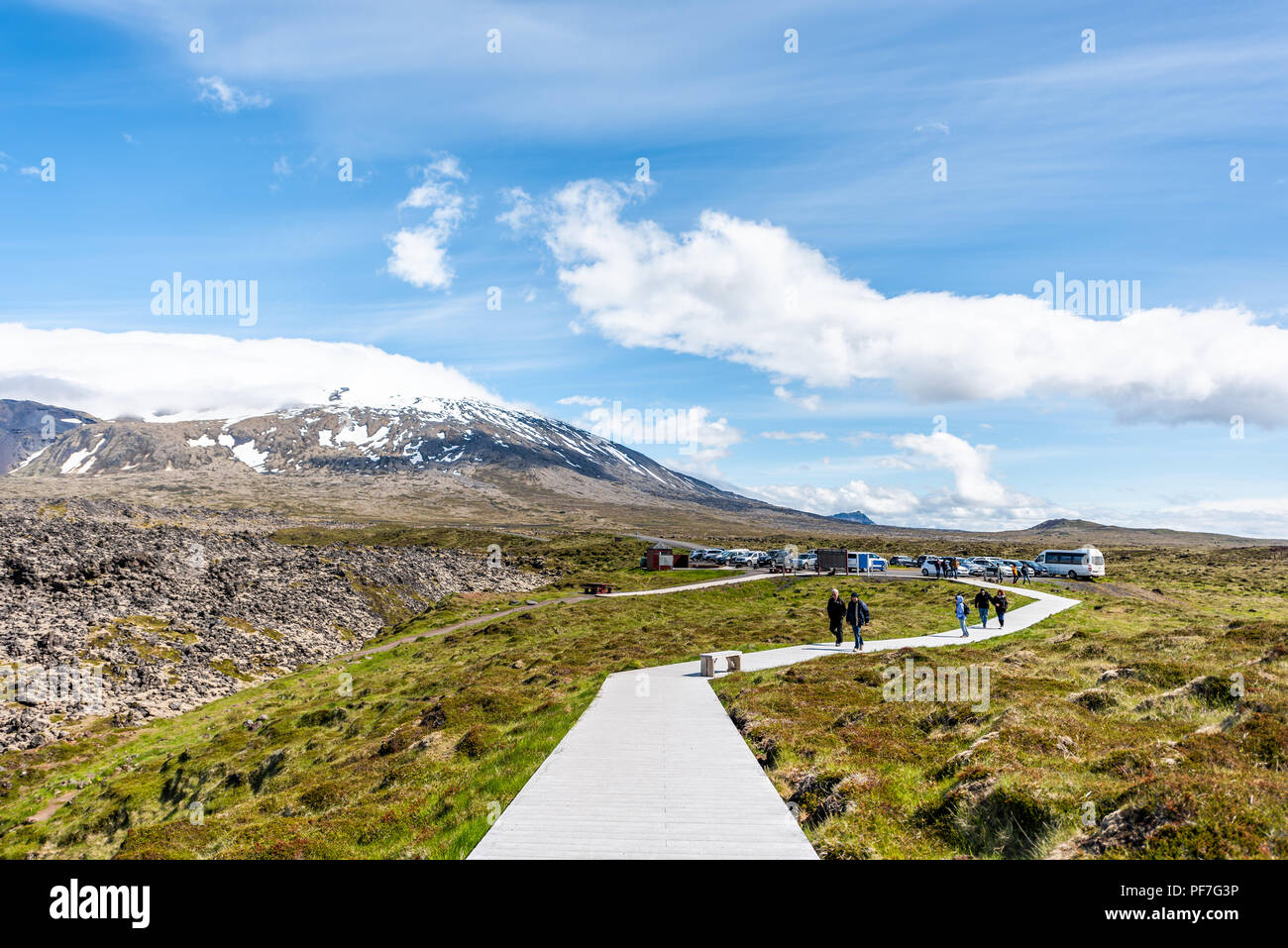 Snaefellsjokull, Islande - 18 juin 2018 : beaucoup de neige, glacier pic de montagne dans le parc national, les gens marcher sur sentier de la promenade en bois, parking ca Banque D'Images