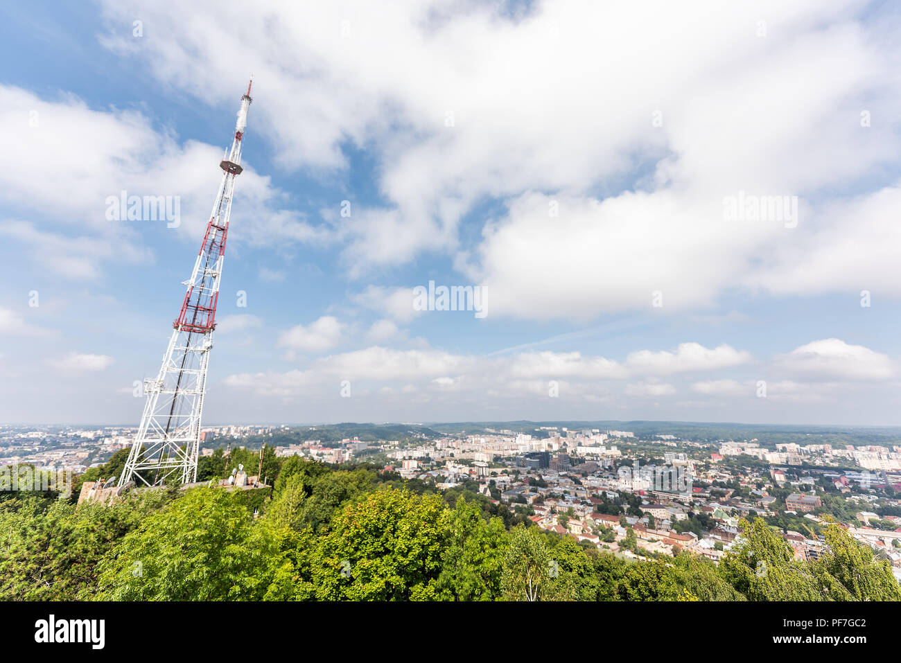 Lviv, Ukraine - 1 août 2018 : Paysage urbain historique de la ville, ville polonaise d'Ukraine dans la vieille ville, l'architecture des bâtiments au cours de journée ensoleillée, Haute Ca Banque D'Images