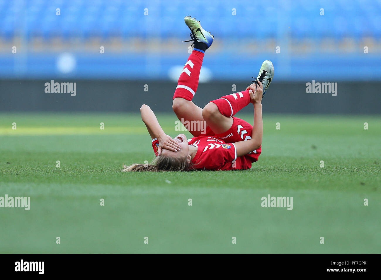 13 AOÛT 2018 - KHARKIV, UKRAINE : Maria Neacsu. couché sur ton. Terrible entorse lésion ligamentaire rupture d'humains. L'UEFA Women's Champions Banque D'Images