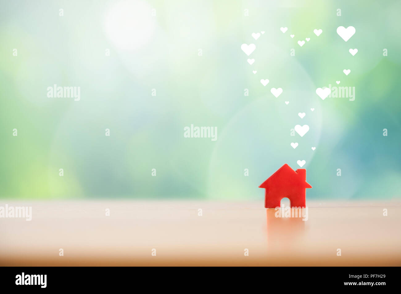 Coeur papier rouge flottant hors de la maison.Sweet home concept. Banque D'Images