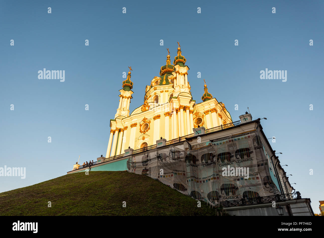 Kiev, Ukraine - le 10 août 2018 : St Andrew's Church façade extérieure au coucher du soleil d'or avec construction Rénovation dômes, coupole d'échafaudage Banque D'Images