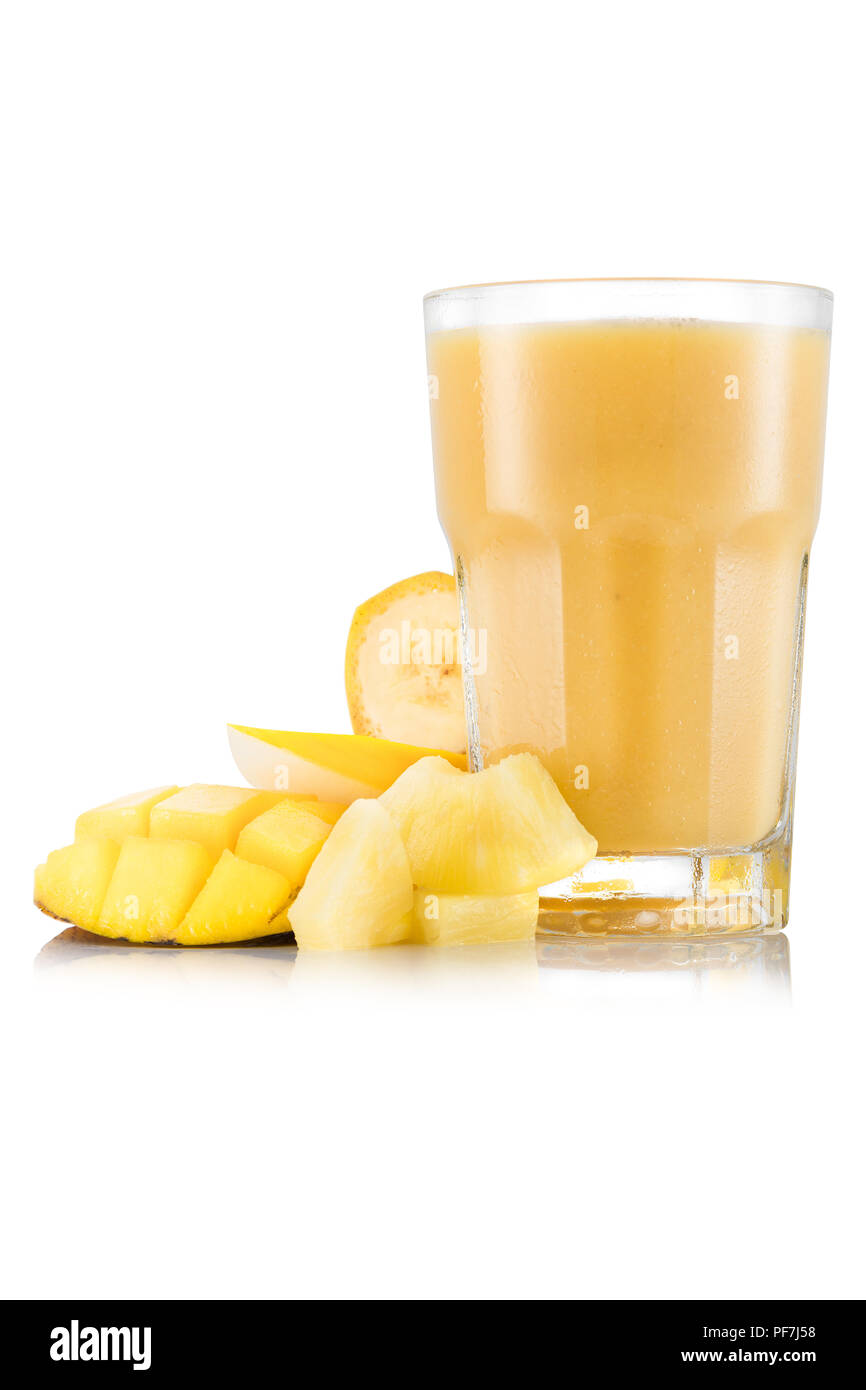 L'ananas, banane et mangue smoothie aux fruits en verre isolé sur fond blanc Banque D'Images