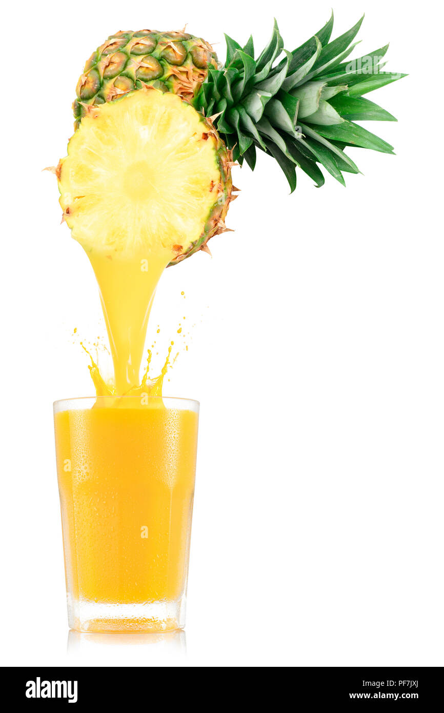 Verser le jus d'ananas pur à partir de fruits en verre isolé sur fond blanc  Photo Stock - Alamy
