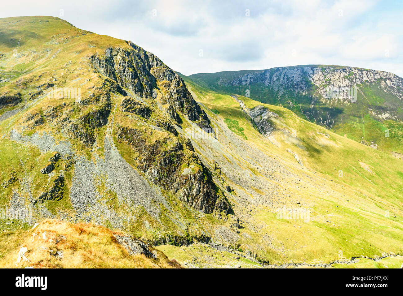 Vue depuis les pentes du Spy haut dans le Lake District, avec Dale Head à gauche et droite sur des rochers élevés Banque D'Images