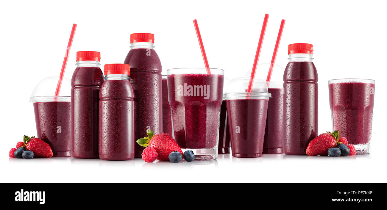 Smoothie aux fruits rouges dans de nombreux types de verres et bouteilles isolé sur fond blanc Banque D'Images