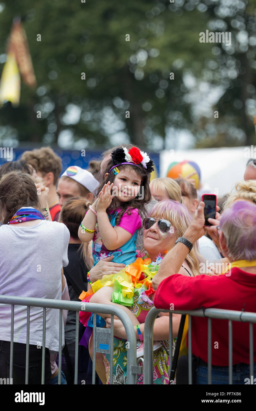 Jeune fille avec des fleurs dans ses cheveux et un parent âgé profitant de la musique à la Chester 2018 Pride Festival. Banque D'Images