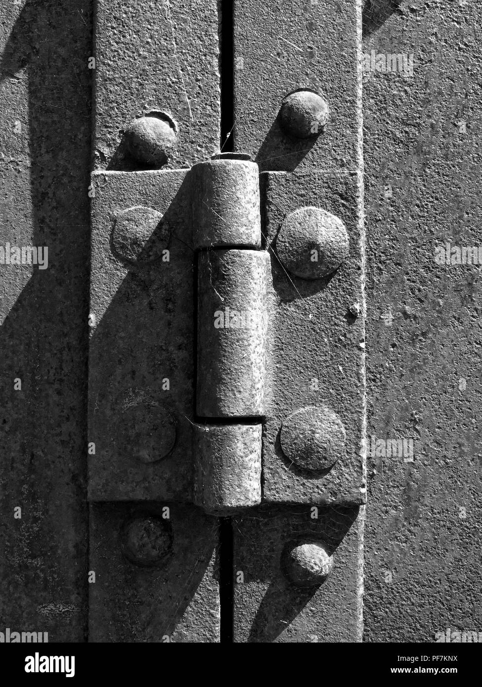 Vieux snd corrodés heavy iron fer riveté à la charnière des portes. Banque D'Images
