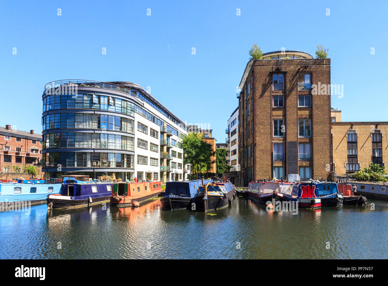 Narrowboats amarré par Ice Wharf et Albert Dock dans le bassin Battlebridge de Regent's Canal, Kings Cross, London, UK Banque D'Images