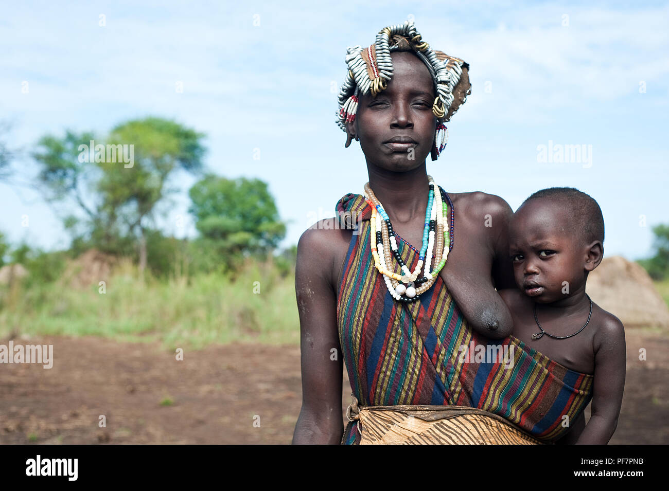Mère et enfant de la tribu Mursi (Éthiopie) Banque D'Images