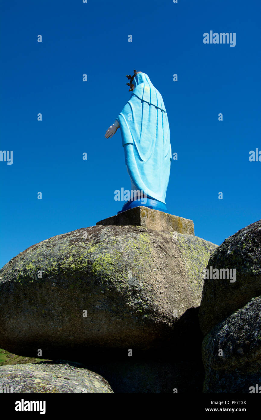 Statue de la Vierge Marie, placé sur des rochers au sommet d'une colline dans la campagne. Village de Serverette. Lozere. France Banque D'Images