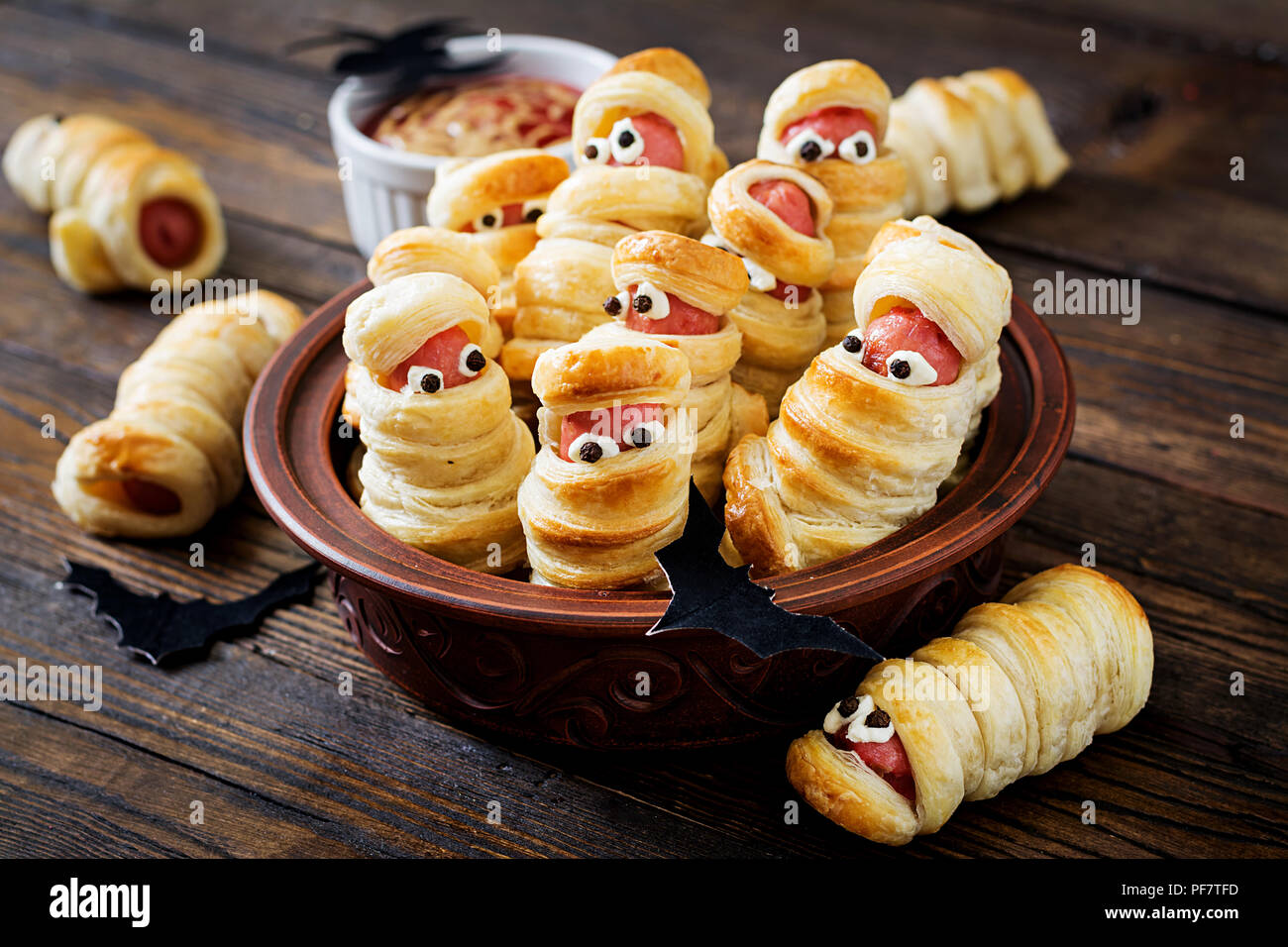 La Saucisse Dans La Pate Des Momies Effrayant Avec Les Yeux Sur Le Tableau Drole De Decoration L Alimentation De L Halloween Photo Stock Alamy La Saucisse Dans La Pate Des Momies Effrayant Avec Les Yeux Sur Le Tableau Drole De Decoration L Alimentation De L Halloween Photo Stock Alamy