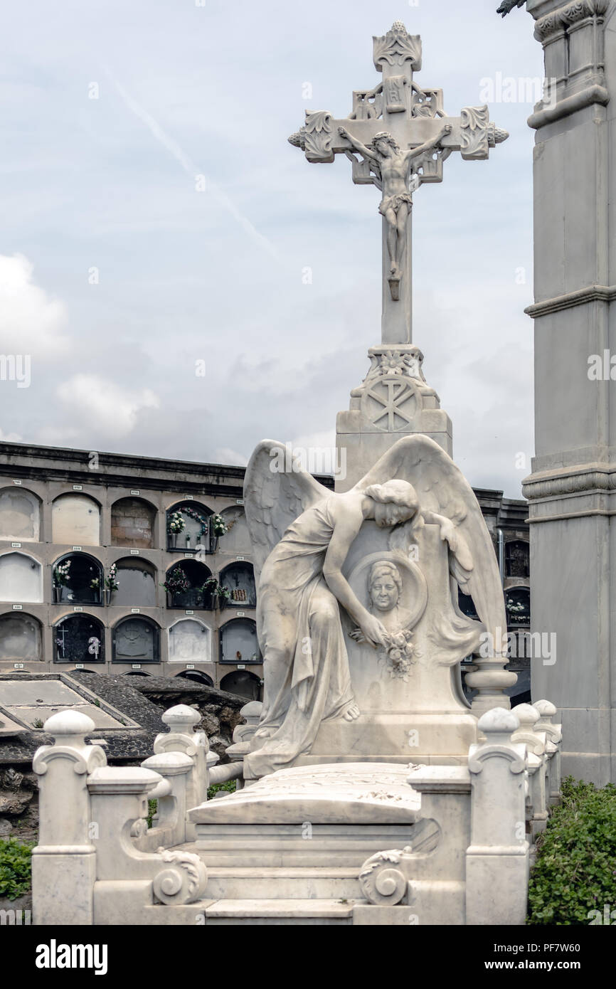 Sculpture ange et crucifix sur tombe, dans le cimetière de Poblenou Banque D'Images