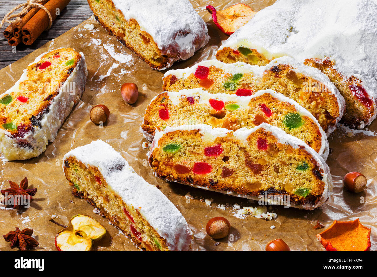 Stollen De Noel Gateau De Noel Traditionnel Allemand Avec Des Fruits Secs Noix Photo Stock Alamy