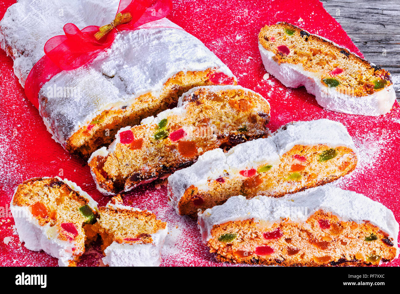 Stollen De Noel Gateau De Noel Traditionnel Allemand Avec Des Fruits Secs Noix Epices Et Sucre Glace Decorees Avec Des Rubans Rouge Et Or Horizontal Photo Stock Alamy