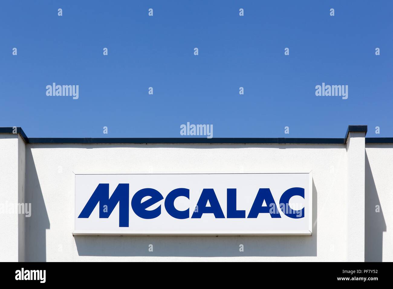 Saint Priest, France - le 18 juin 2017 : logo Mecalac sur un bâtiment. Mecalac a une position de leader avec des pelles hydrauliques mobiles en France Banque D'Images