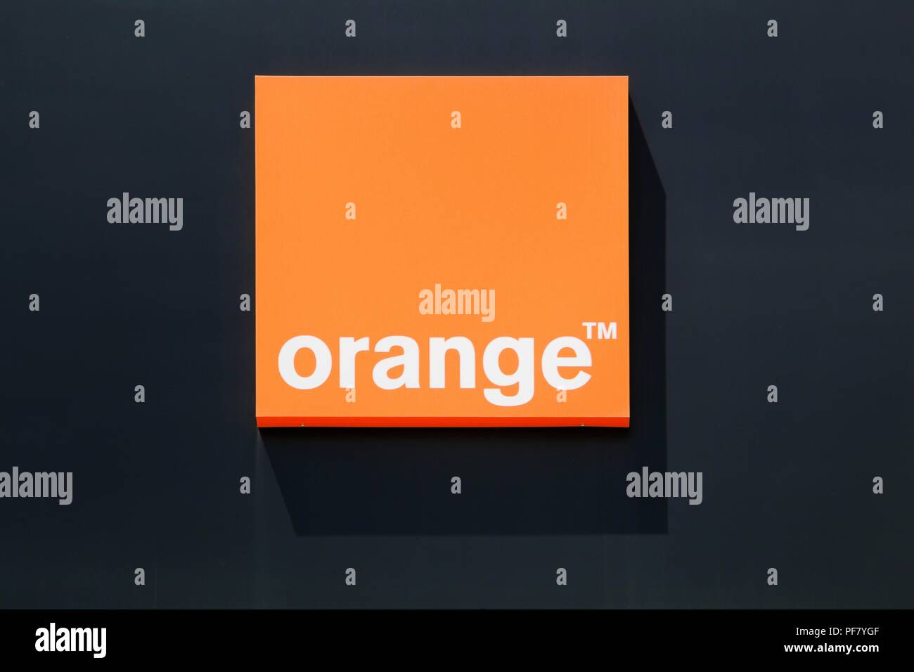 Valence, France - 1 juillet 2018 : logo Orange sur un mur. Anciennement Orange France Telecom, est une multinationale française telecommunications corporation Banque D'Images