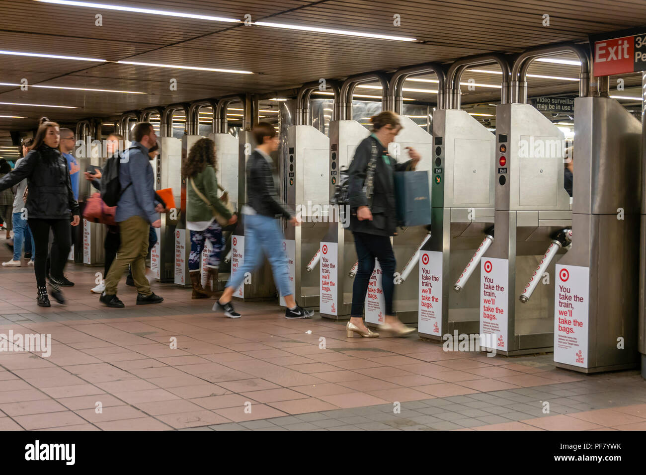 Se rendre à travers les tourniquets dans une station de métro à New York City Banque D'Images
