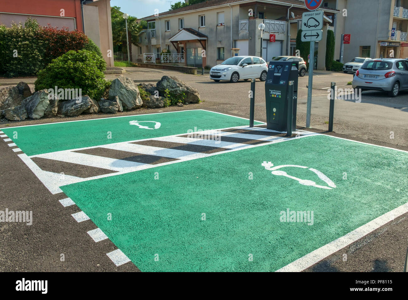 Saint Sylvestre sur Lot, France - 13 juin 2018 : Places de stationnement réservées aux véhicules électriques de charge dans un parking public dans une ville rurale en Lot et Garonne, France Banque D'Images