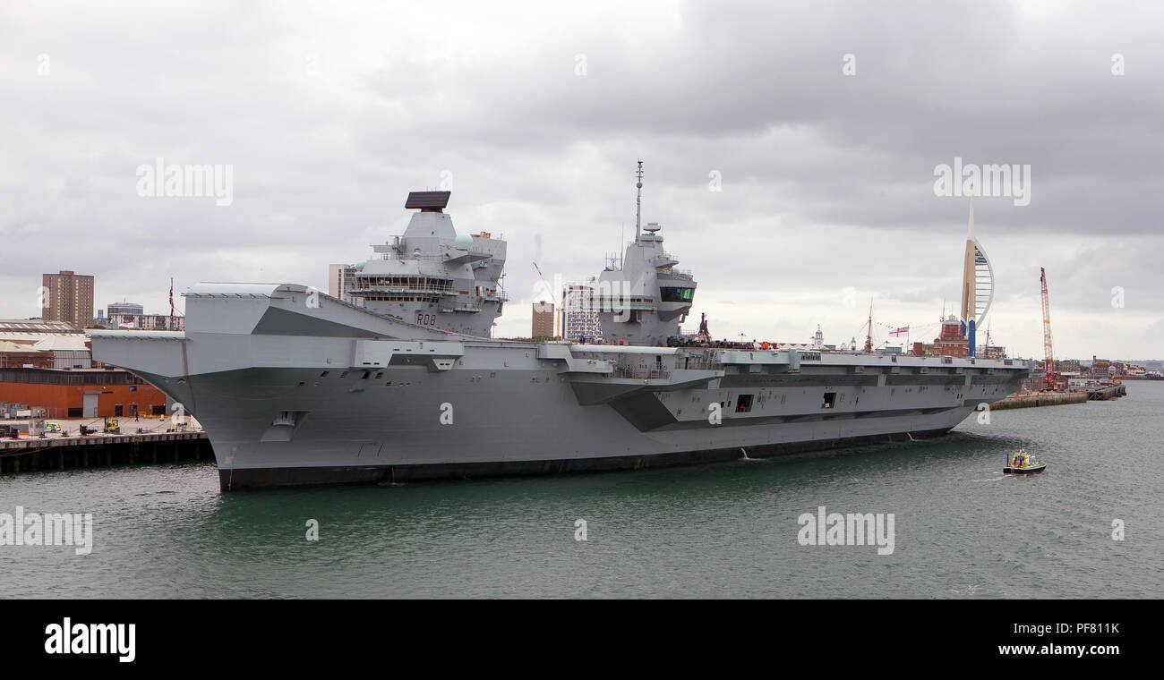 Le HMS Queen Elizabeth, représenté à l'arsenal naval de Portsmouth, est le premier navire de la classe Queen Elizabeth de porte-avions, des navires de guerre le plus important e Banque D'Images